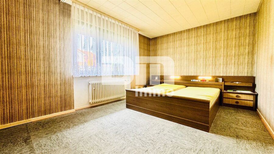Solide Doppelhaushälfte mit viel Potenzial, Wintergarten und schönem Garten in beliebter Lage - OG Schlafzimmer
